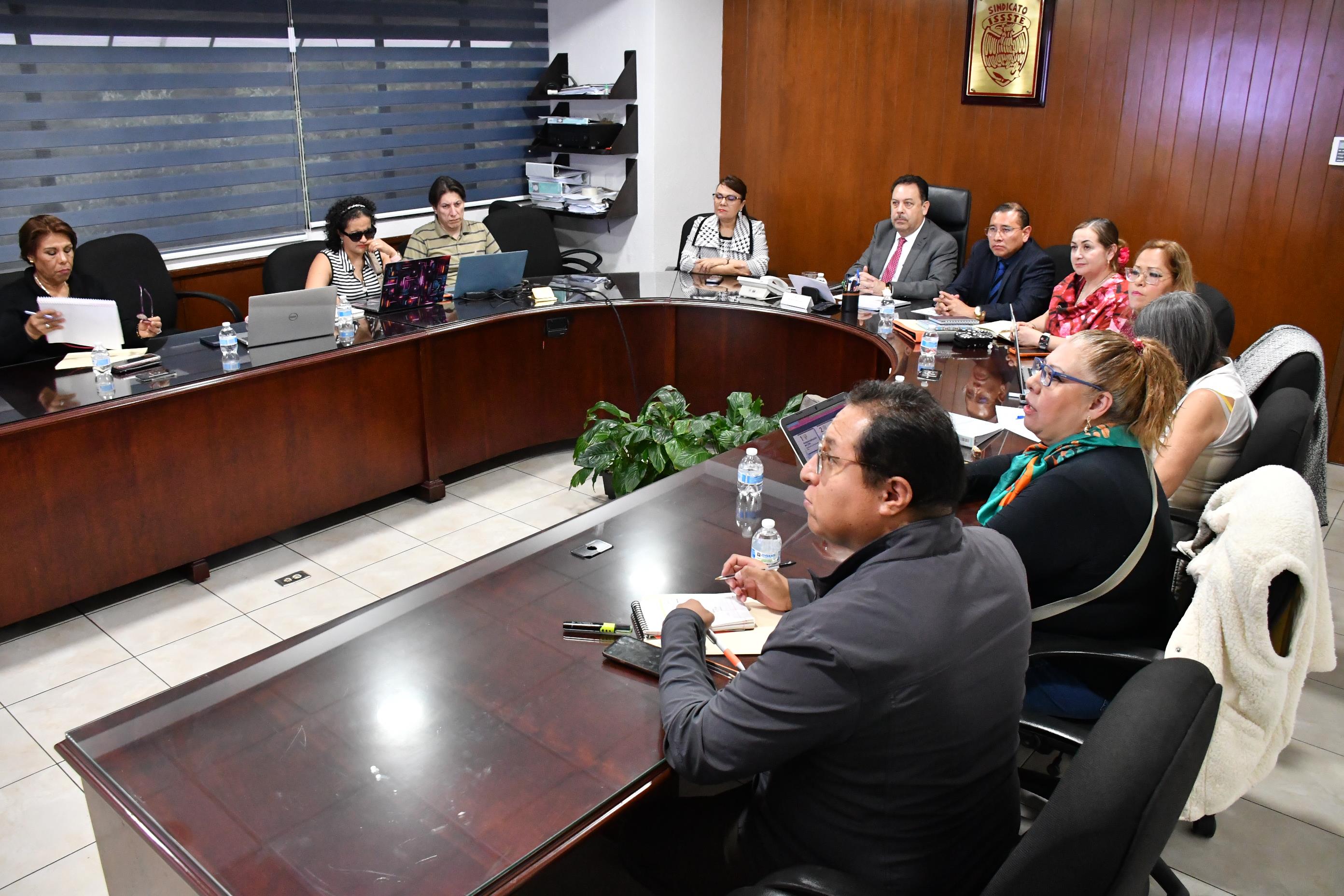 Reunión de trabajo con las Secretarías de Asuntos de Enfermería y Capacitación y Productividad 